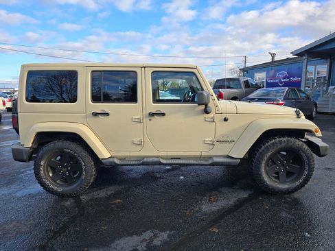 Used 2012 Jeep Wrangler Unlimited Sahara w/ Connectivity Group image 6