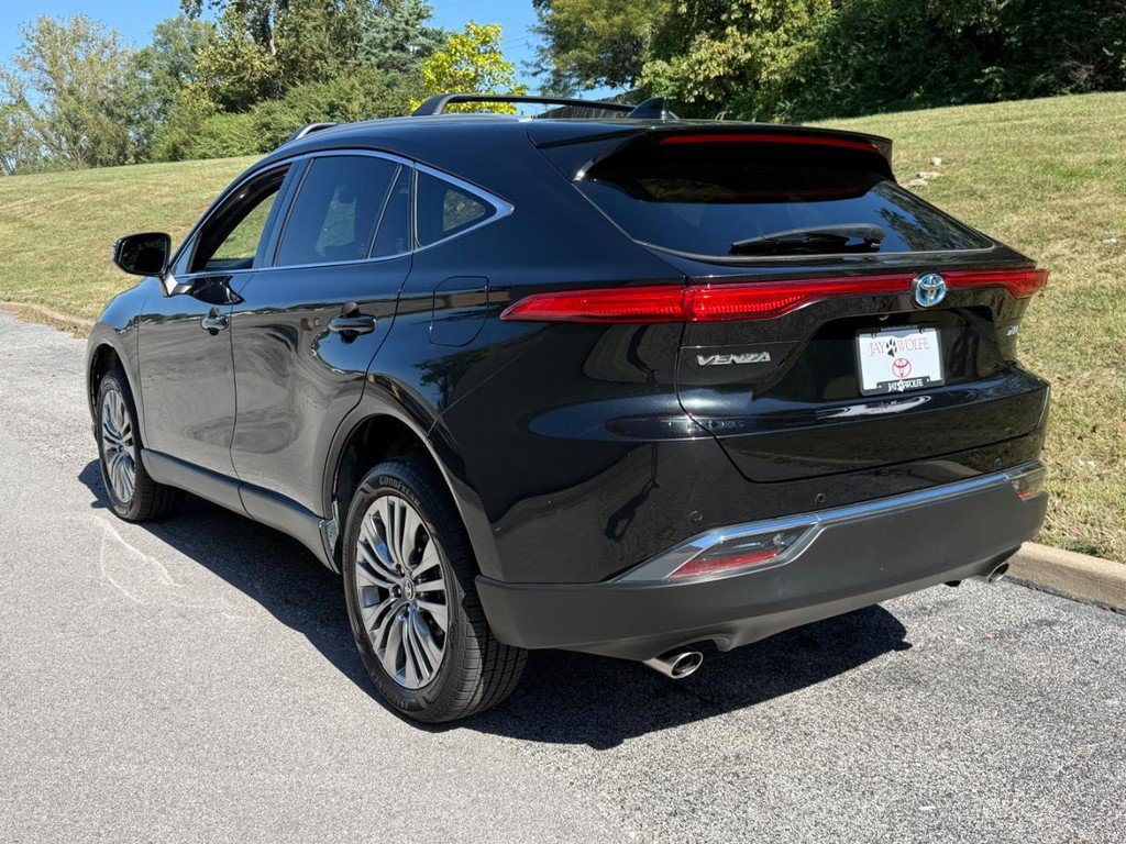 Used 2023 Toyota Venza XLE AWD/4WD image 3