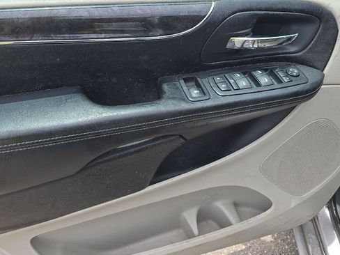 Used 2011 Chrysler Town & Country Touring FWD image 9