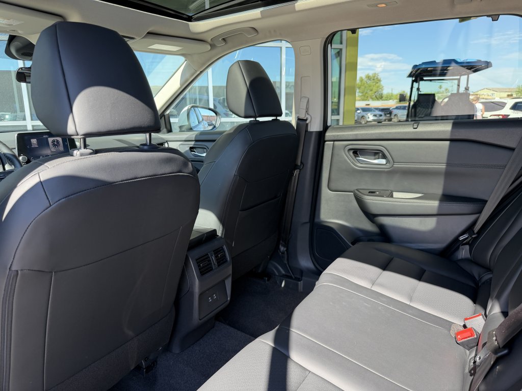 Used 2026 Nissan Rogue SV w/ SV Premium Package FWD image 33