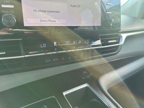 Used 2021 Toyota Sienna LE FWD image 28