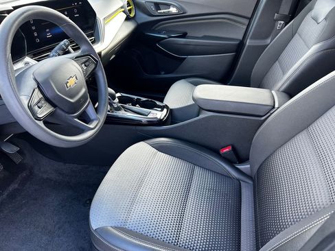 Used 2025 Chevrolet Trax LT image 9