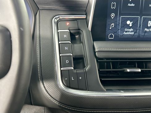 Used 2023 GMC Yukon SLT w/ SLT Luxury Package image 16