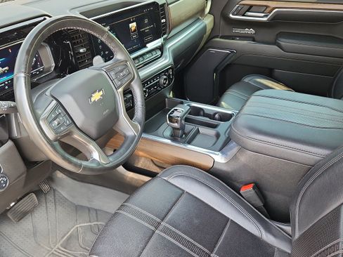 Used 2023 Chevrolet Silverado 1500 High Country w/ High Country Premium Package AWD/4WD image 9