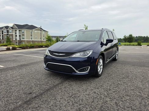 Used 2017 Chrysler Pacifica Touring-L Plus FWD image 1