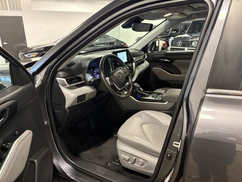Used 2024 Toyota Highlander XLE AWD/4WD image 10