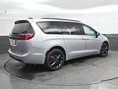 New 2026 Chrysler Pacifica Select w/ S Appearance Package
