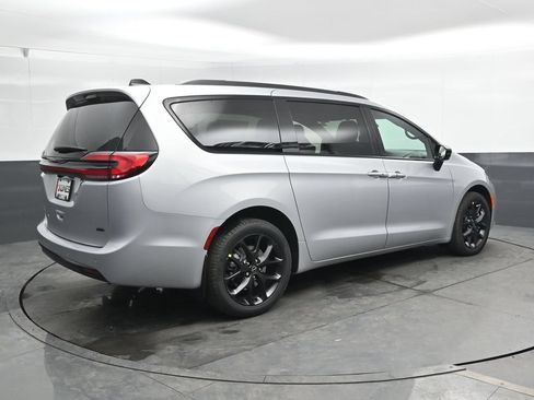 New 2026 Chrysler Pacifica Select w/ S Appearance Package AWD/4WD image 2