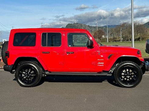 Used 2022 Jeep Wrangler Unlimited Sahara w/ Cold Weather Group AWD/4WD image 2