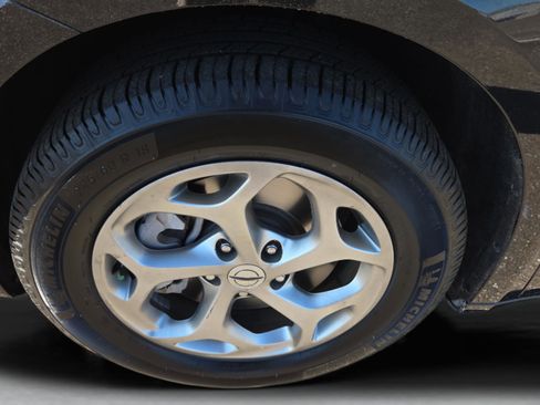 Used 2023 Chrysler Pacifica Limited w/ Uconnect Theater Family Group image 10