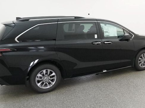 New 2026 Toyota Sienna XLE FWD image 10