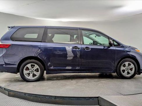 Used 2019 Toyota Sienna L image 9