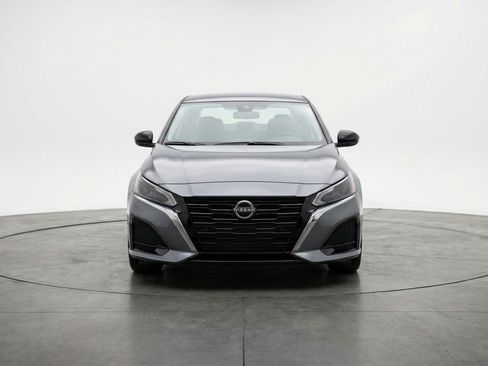 Used 2025 Nissan Altima 2.5 SV FWD image 2