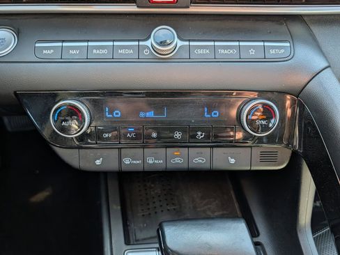 Used 2022 Hyundai Elantra Limited FWD image 23