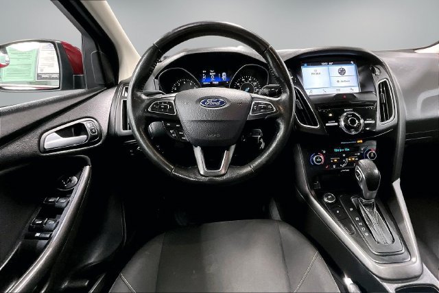 Used 2017 Ford Focus SEL w/ Cold Weather Package FWD image 9