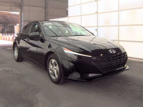Used 2023 Hyundai Elantra SE FWD image 2