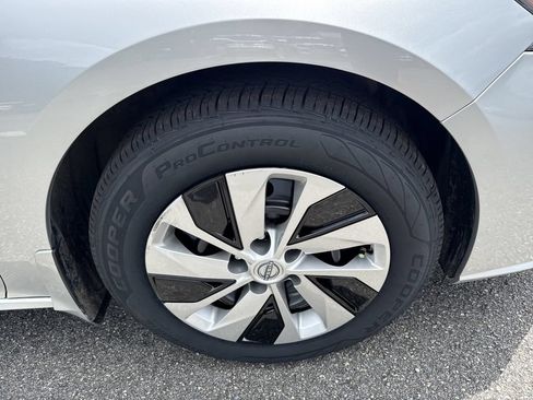 Used 2024 Nissan Altima 2.5 S FWD image 12