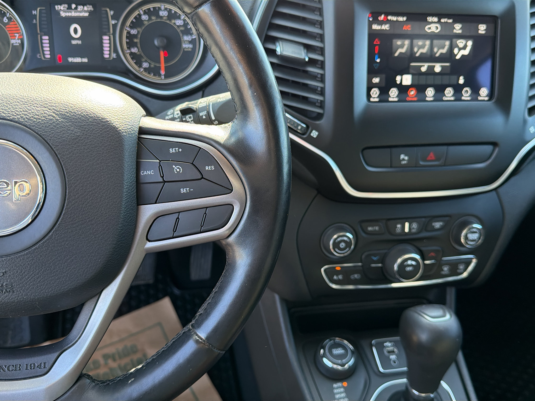 Used 2020 Jeep Cherokee Latitude Plus w/ Cold Weather Group AWD/4WD image 30