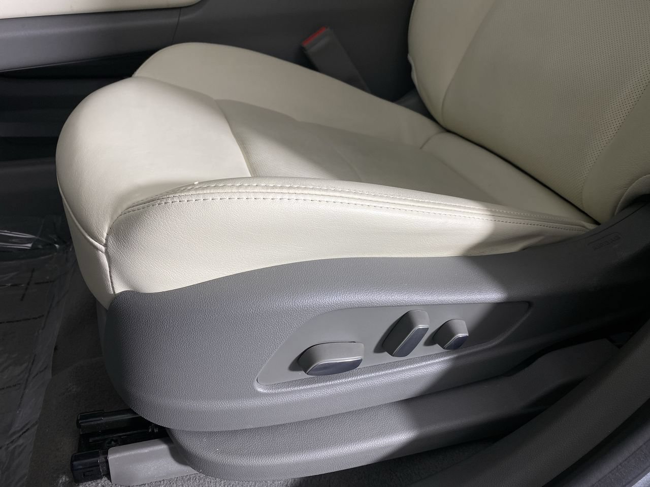 Used 2024 Cadillac XT6 Premium Luxury w/ Technology Package FWD image 10