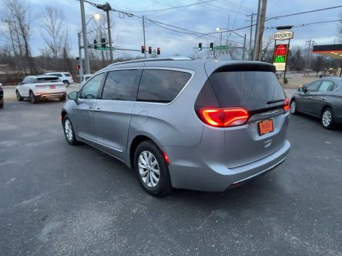 Used 2018 Chrysler Pacifica Touring-L image 6