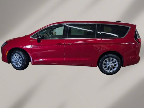 New 2027 Chrysler Pacifica Select AWD/4WD image 3