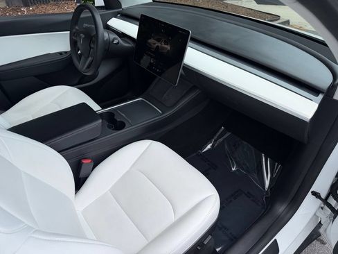 Used 2022 Tesla Model Y Long Range AWD/4WD image 32