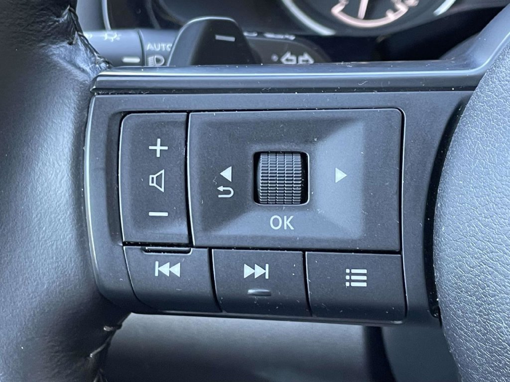 Used 2024 Nissan Pathfinder SV AWD/4WD image 30