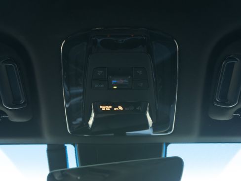 Used 2024 Toyota Venza XLE image 34