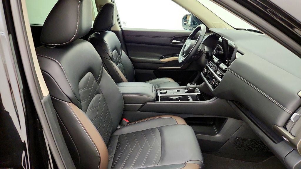Used 2025 Nissan Pathfinder Platinum w/ Cargo Package AWD/4WD image 26