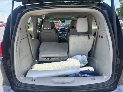Used 2017 Chrysler Pacifica Limited FWD image 11