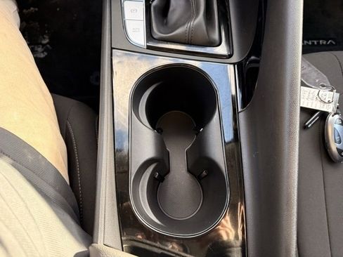 Used 2025 Hyundai Elantra Blue image 21