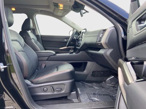 Used 2025 Nissan Pathfinder Platinum w/ Cargo Package FWD image 18