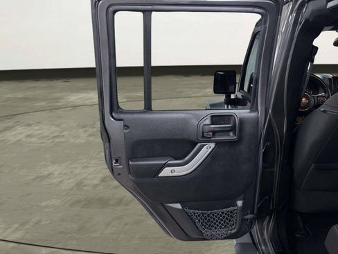 Used 2016 Jeep Wrangler Unlimited Sahara w/ Connectivity Group AWD/4WD image 15