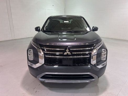 New 2025 Mitsubishi Outlander SE image 2