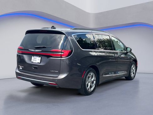 Used 2023 Chrysler Pacifica Limited FWD image 3