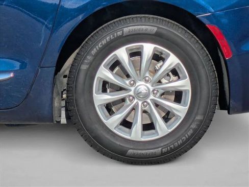 Used 2018 Chrysler Pacifica Touring-L Plus image 24