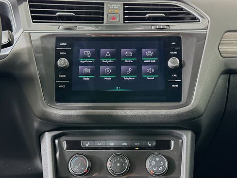 Used 2024 Volkswagen Tiguan SE image 23