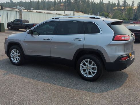 Used 2018 Jeep Cherokee Latitude w/ Safety Group AWD/4WD image 4