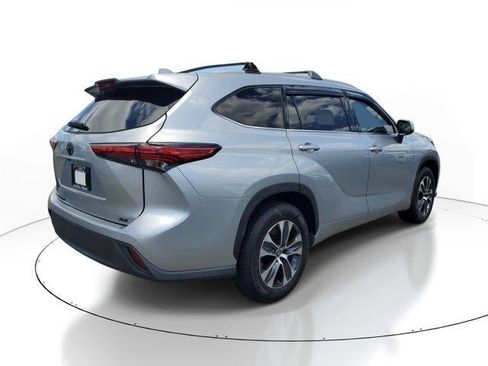 Used 2022 Toyota Highlander XLE FWD image 3