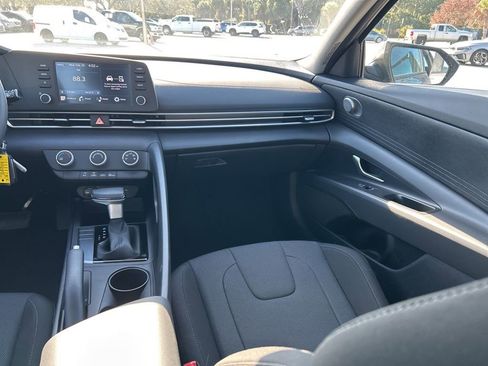 Used 2025 Hyundai Elantra SE image 12