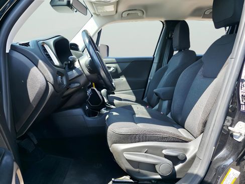 Used 2015 Jeep Renegade Latitude FWD image 8