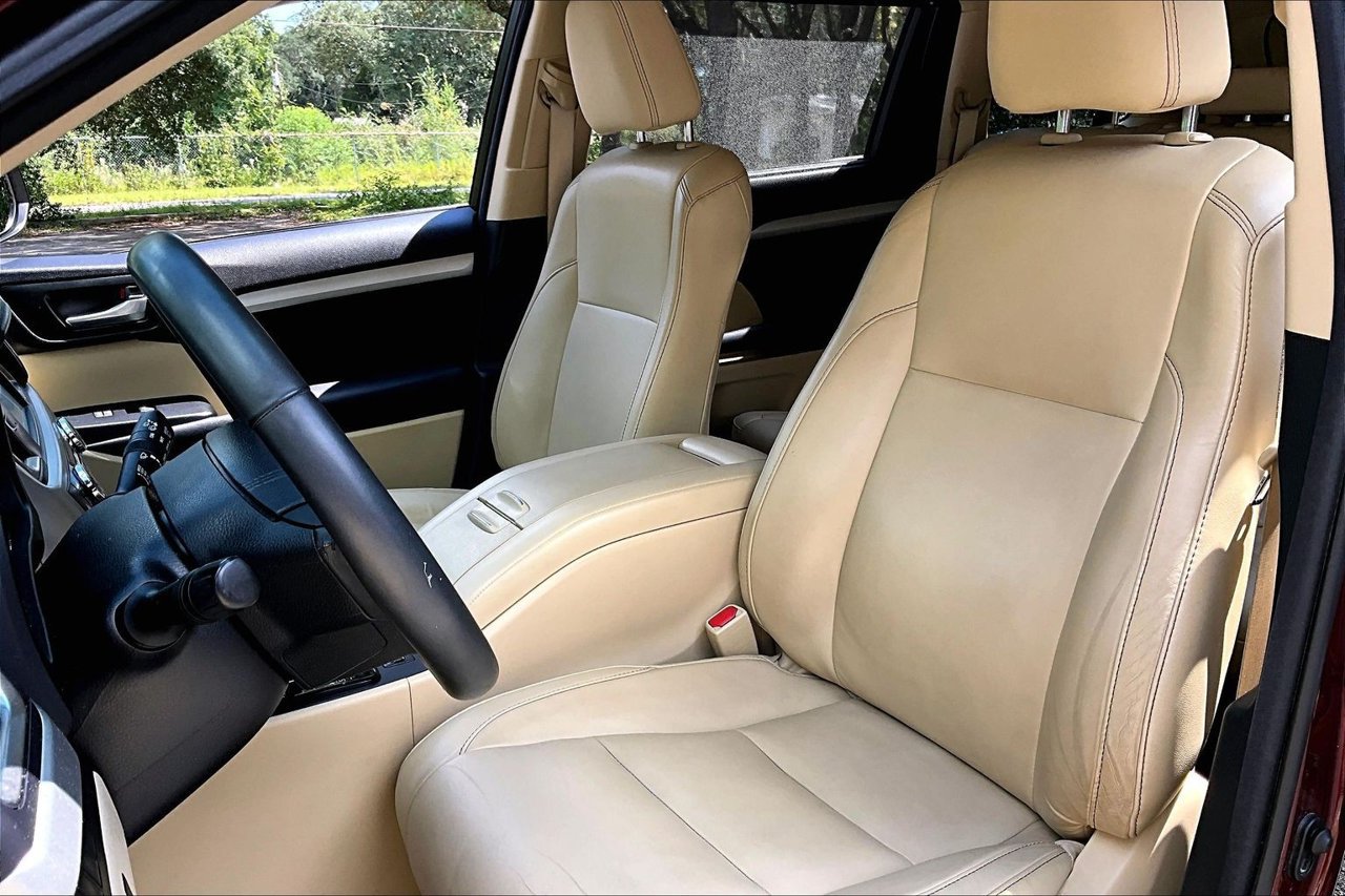 Used 2016 Toyota Highlander XLE FWD image 18