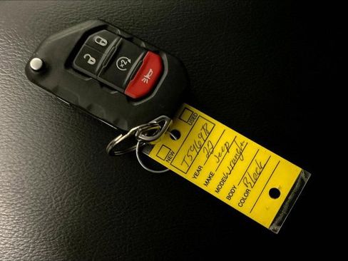 Used 2022 Jeep Wrangler Unlimited Sahara w/ Cold Weather Group image 11