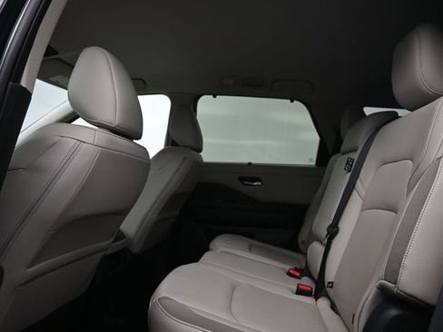 Used 2023 Nissan Pathfinder SL AWD/4WD image 11