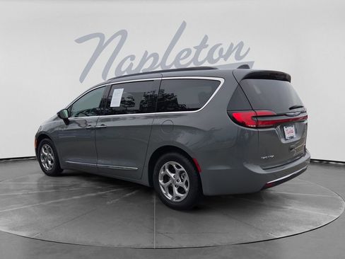 Used 2023 Chrysler Pacifica Limited FWD image 5