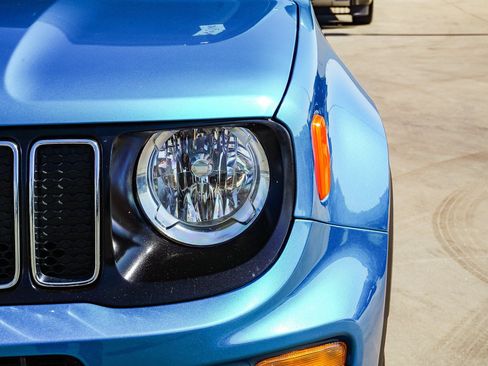 Used 2021 Jeep Renegade Latitude FWD image 11
