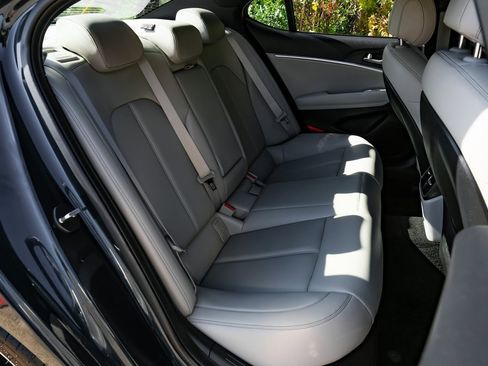 Used 2023 Genesis G70 2.0T image 37