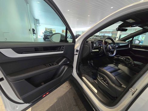 Used 2024 Porsche Cayenne S AWD/4WD image 21