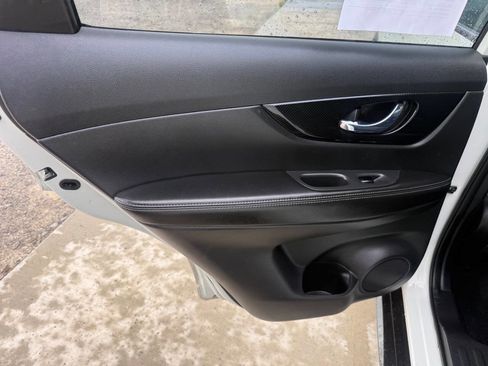 Used 2018 Nissan Rogue SL w/ Premium Package AWD/4WD image 9