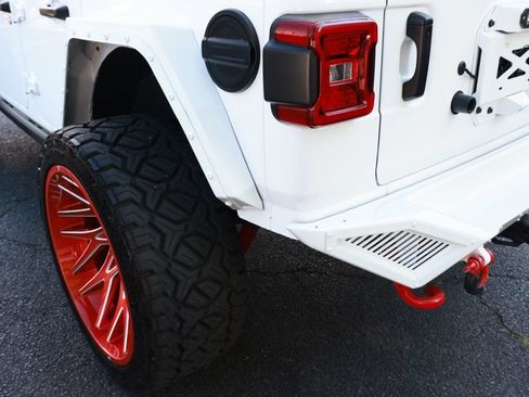 Used 2025 Jeep Wrangler Unlimited Rubicon AWD/4WD image 9